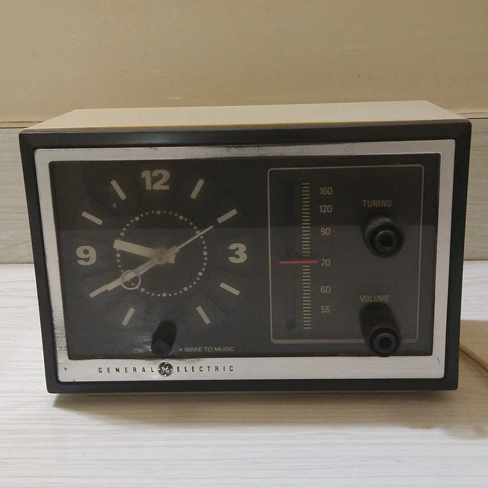 Vintage GE General Electric AM Alarm Clock Radio Model C2425A - Picture 1 of 6